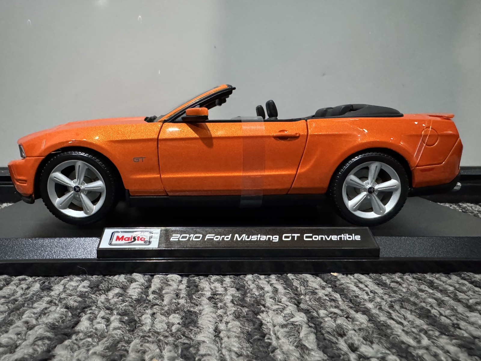 Maisto 1:18 Diecast Special Edition 2010 Ford Mustang GT Convertible Orange NEW