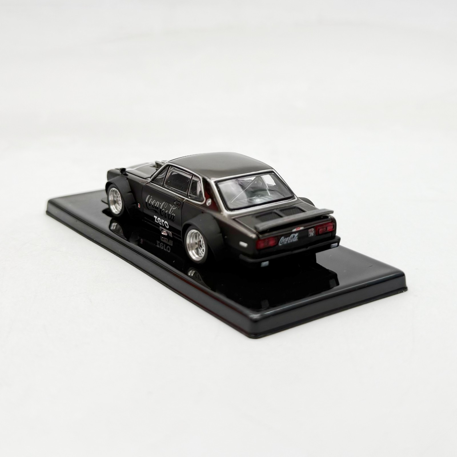 Pop Race 1:64 Coca-Cola Nissan GT-R V8 Drif Hakosuka Black #144
