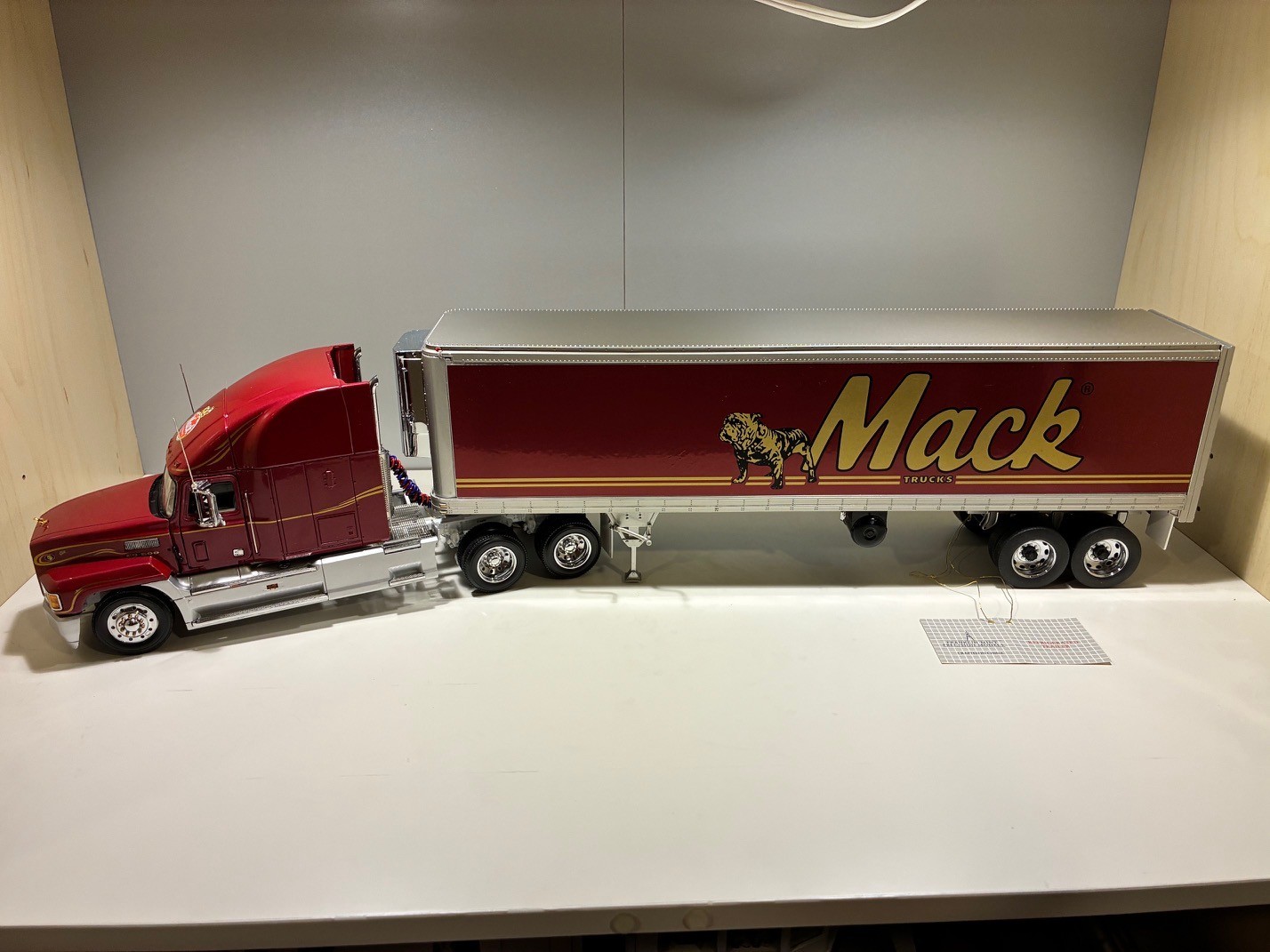 Franklin Mint – 1993 Mack Truck And Trailer – 1:32 Scale