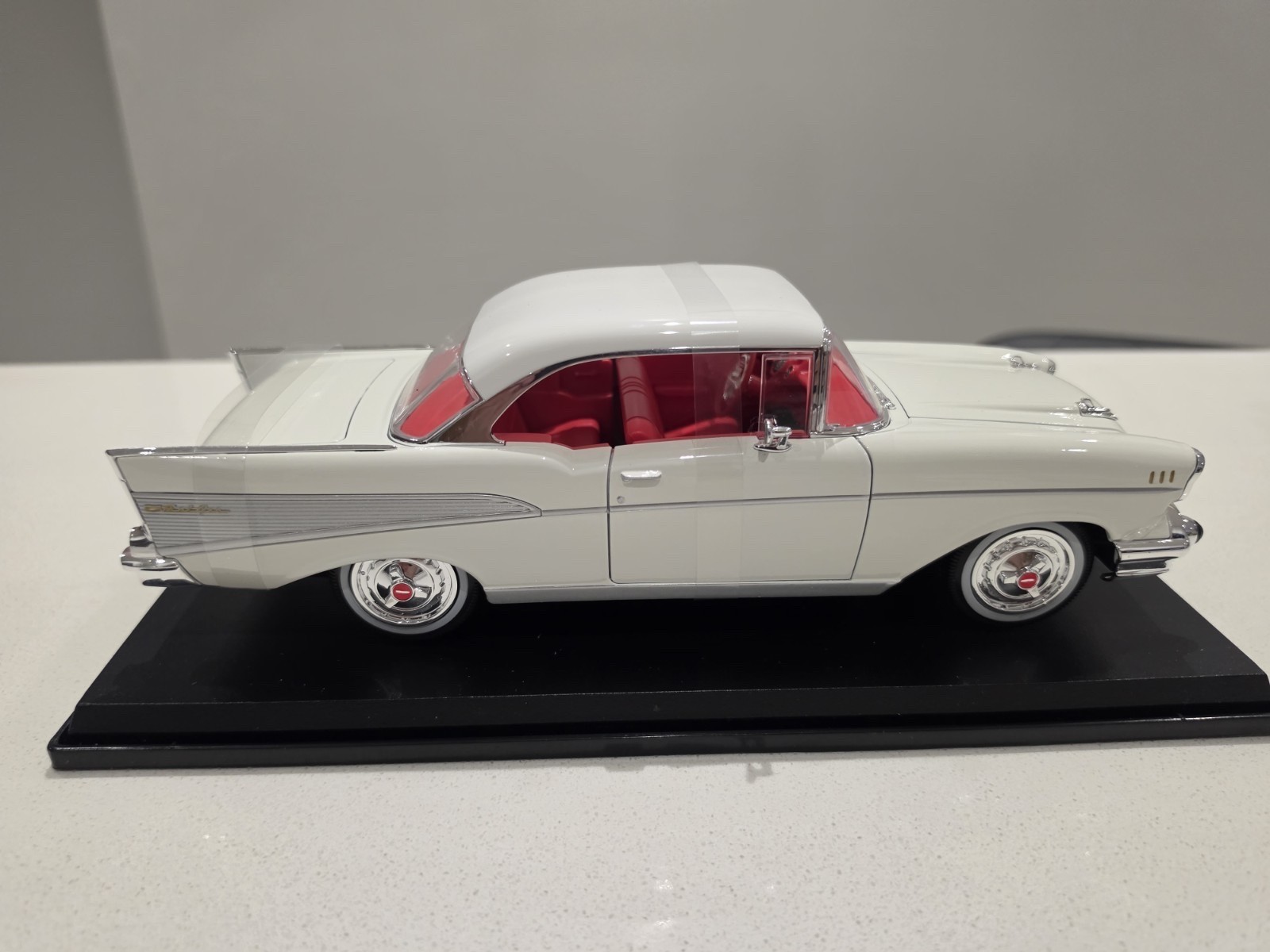 Maisto Special Edition 1:18 Scale Diecast Car 1957 Chevrolet Bel Air Coupe White
