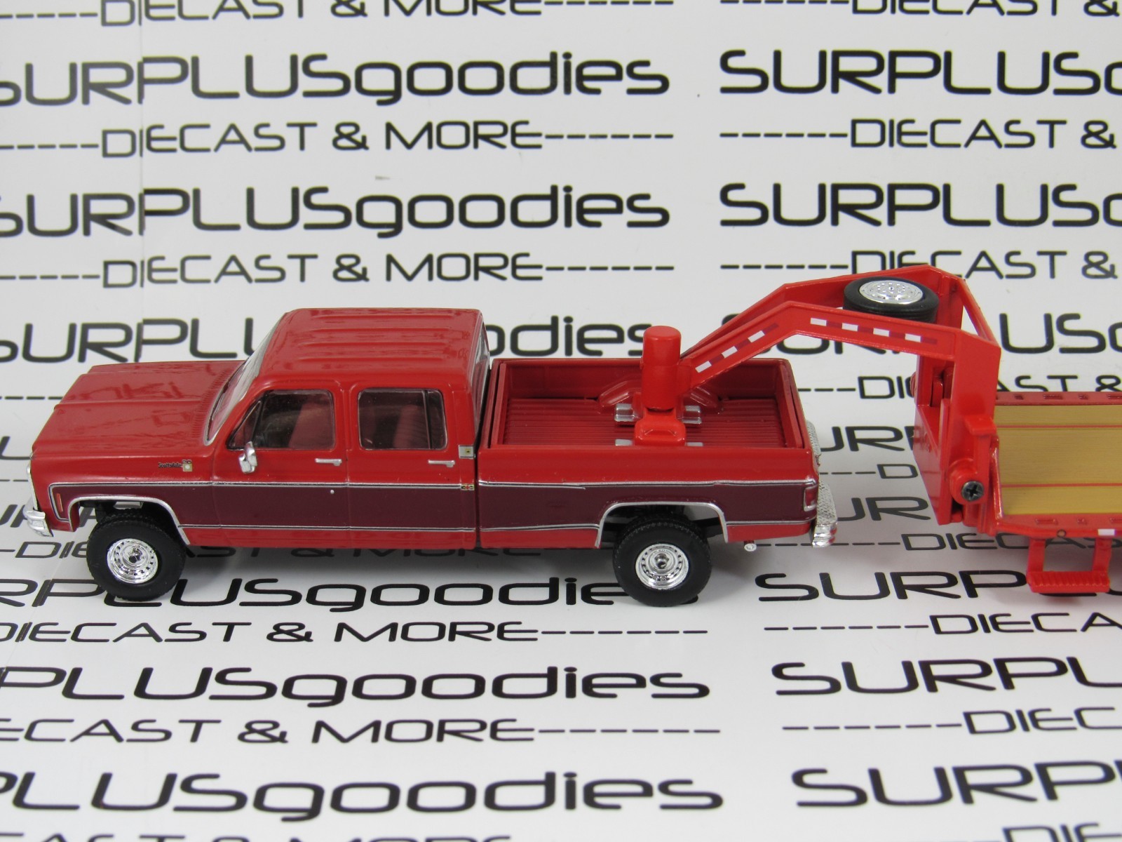 IXO 1:64 Red 1979 CHEVROLET SCOTTSDALE K20 Pickup Truck w/Gooseneck Trailer