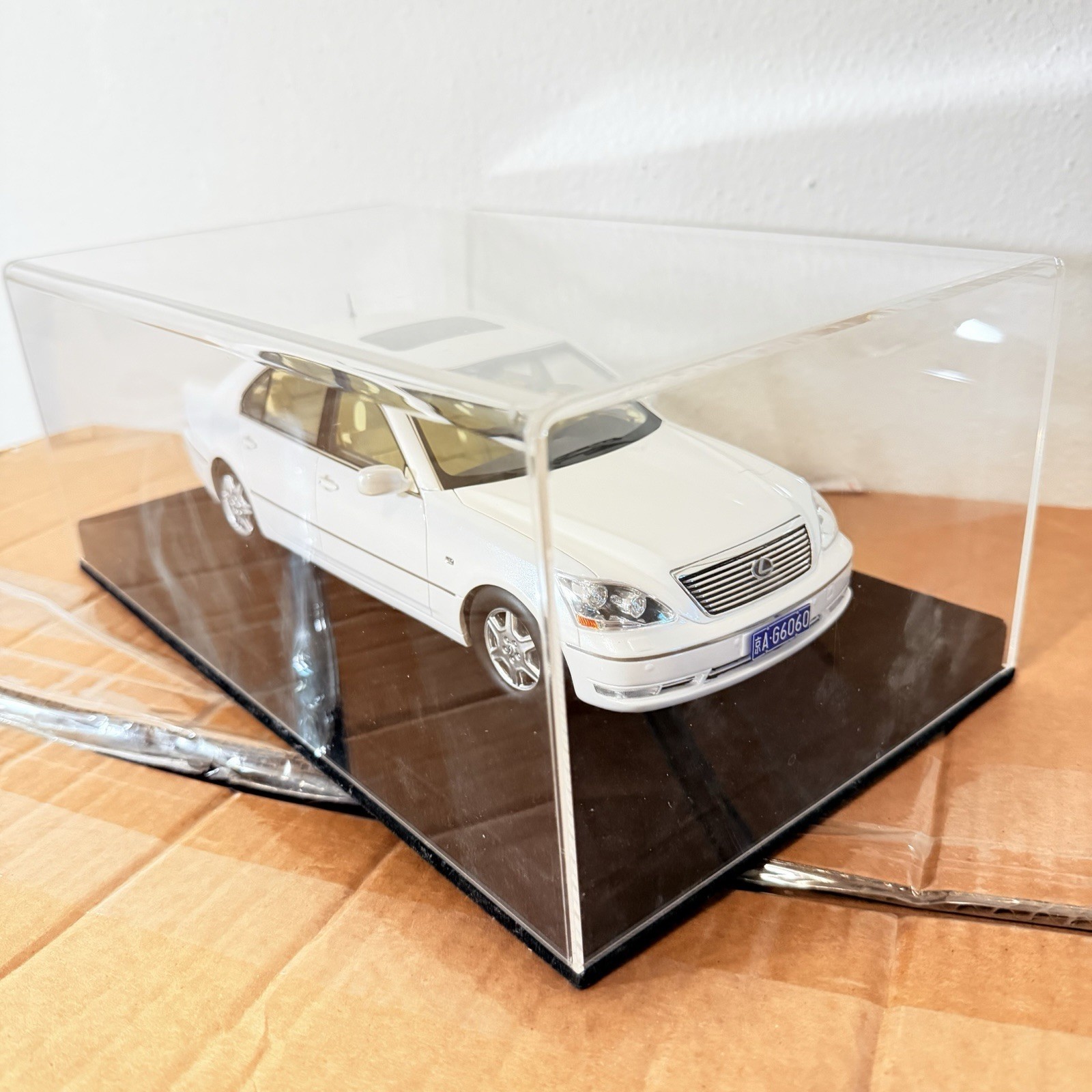 1/18 Ivy Models Lexus LS 430 in Gloss White 99 pieces Leather base
