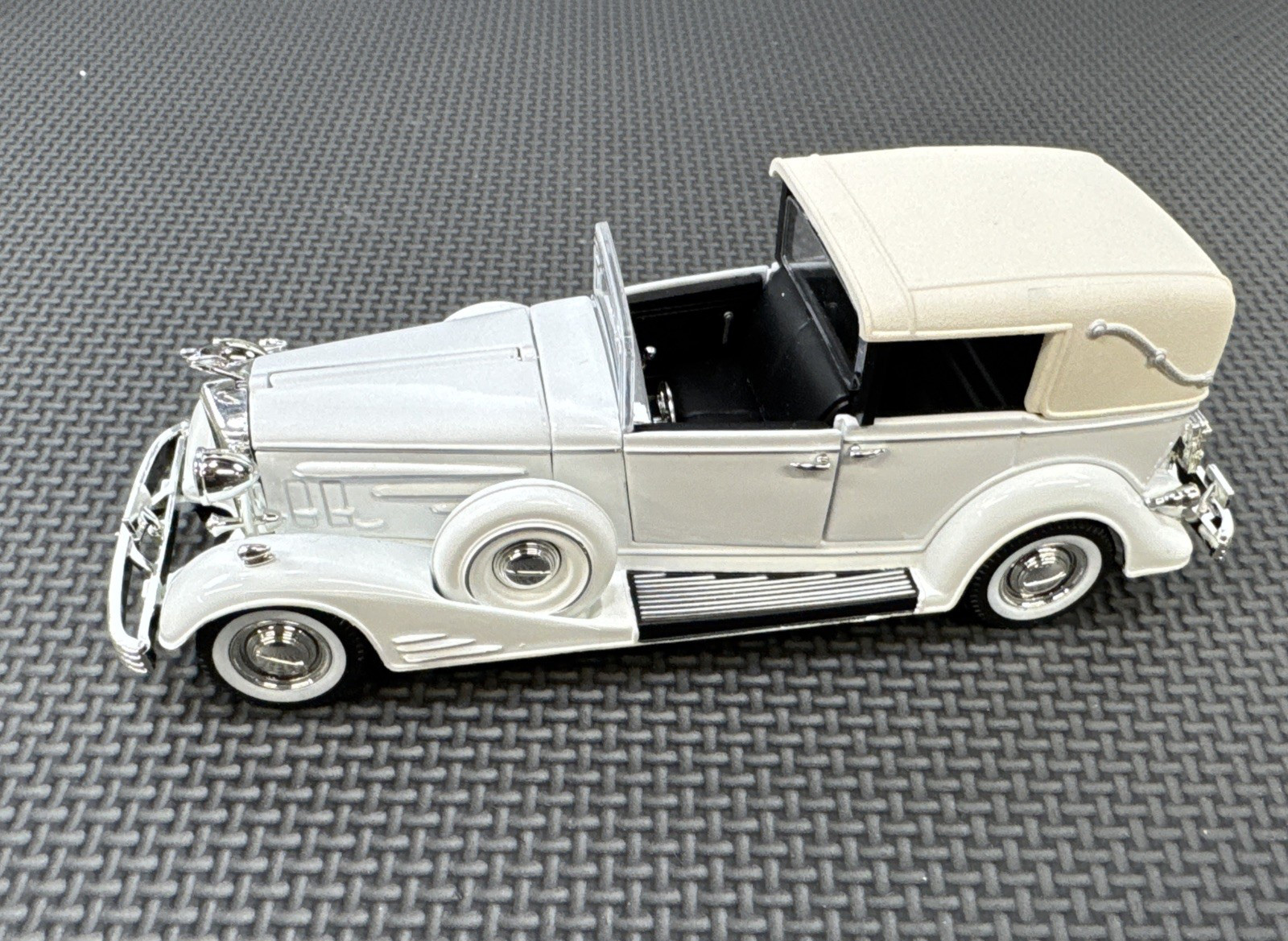 Signature Models 1933 Cadillac Town Car Diecast 1:32