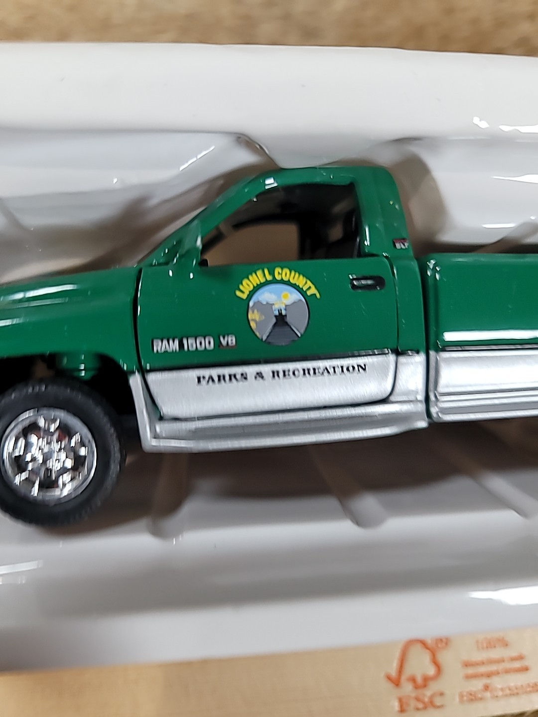 Eastwood 624032 Lionel County Park & Recreation Pickup/Trailer/tables & benches