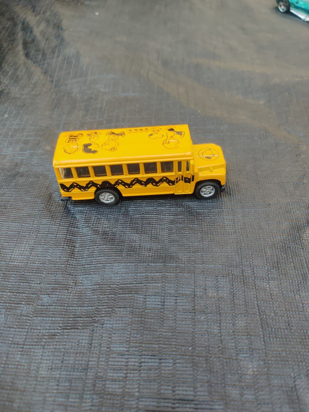 Snoopy & Peanuts Gang Yellow DiecastToy School Bus Collectible Vehicle, pullback