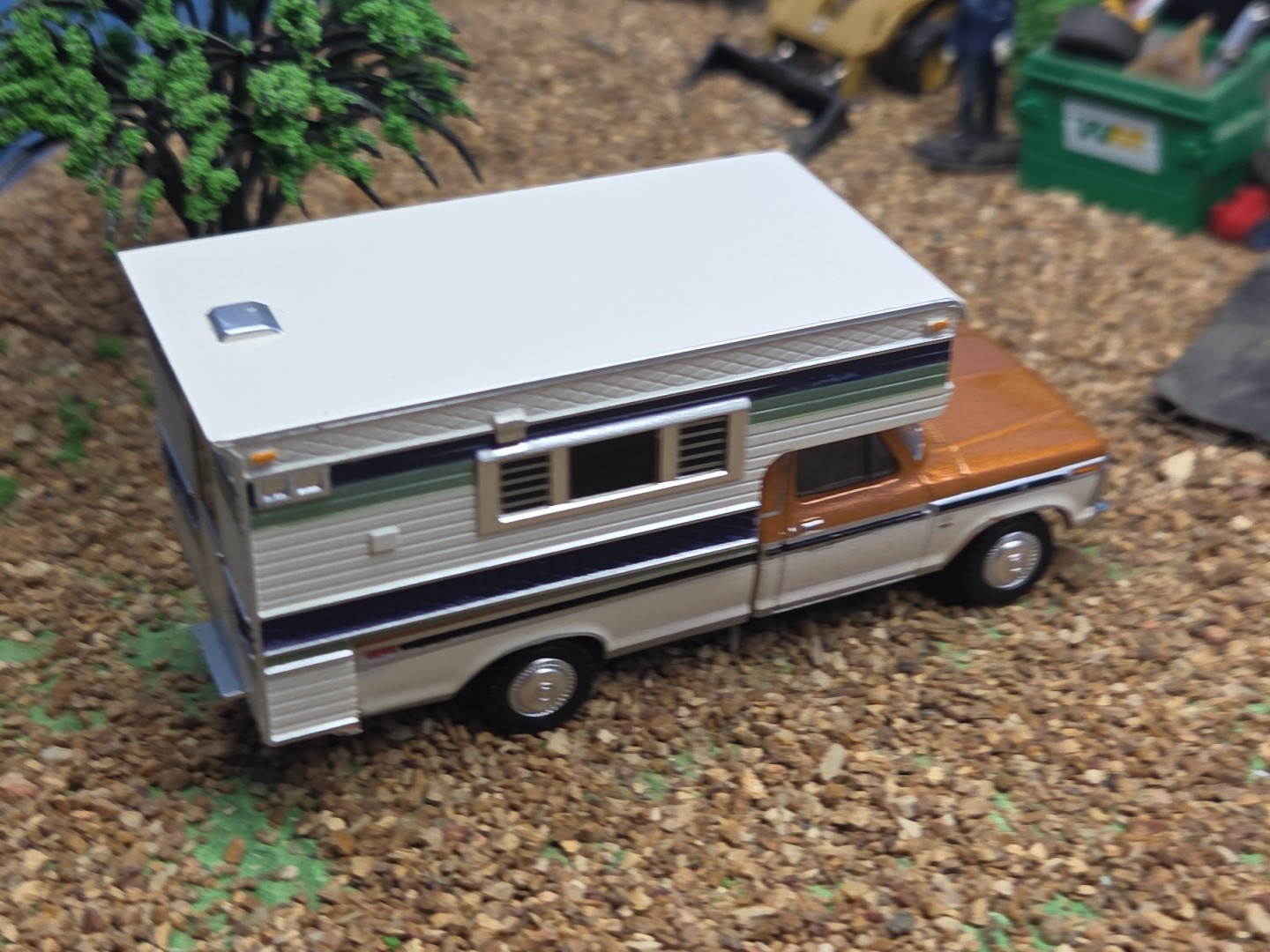GREENLIGHT 1976 4×4 Ford F-250 XLT Lariat Truck 1:64 CAMPER Farm Ertl 1979