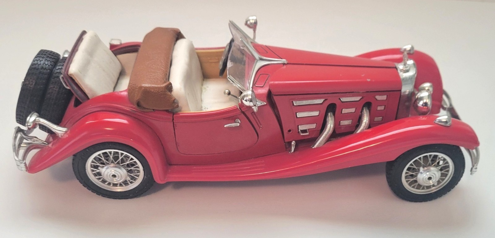 1936 Mercedes Benz 500 K Roadster 1:20 by Bburago Model #3020 with Stand