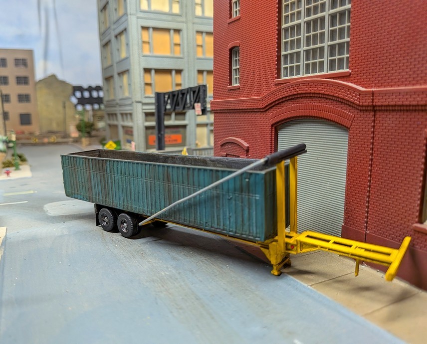 Custom Built 1/87 HO Scale Roll Off Semi Trailer & 40′ Scrap Metal Containers.