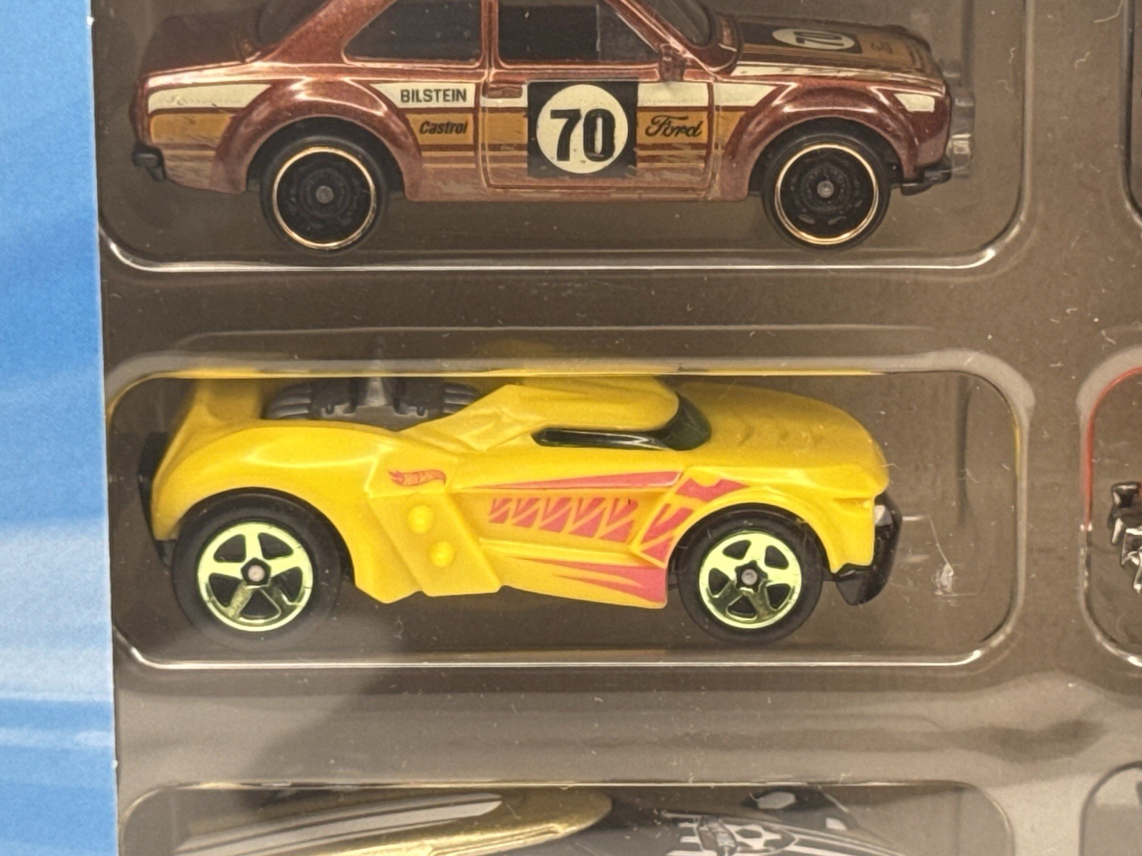 Hot Wheels “Hot Wheels 8” Variety Pack of 8 Cars – 1:64 Diecast Car