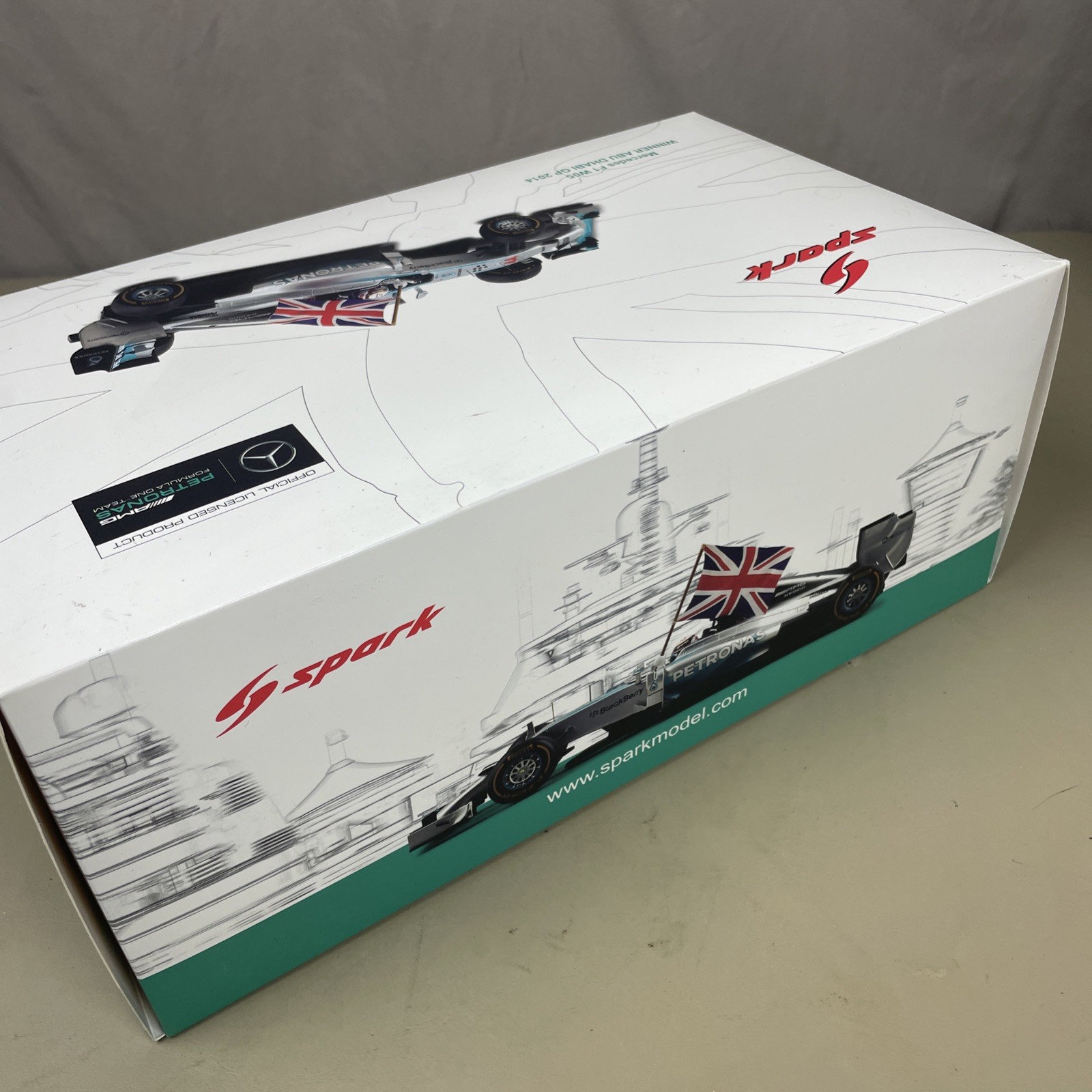 Spark Model 1/18 Lewis Hamilton 2014 Mercedes F1 W05 Winner Abu Dhabi GP 2014