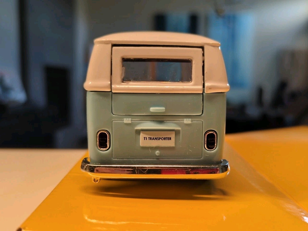 1:31 VW Volkswagen Bus Blue White Diecast Model Car With Stand & Box Opening New