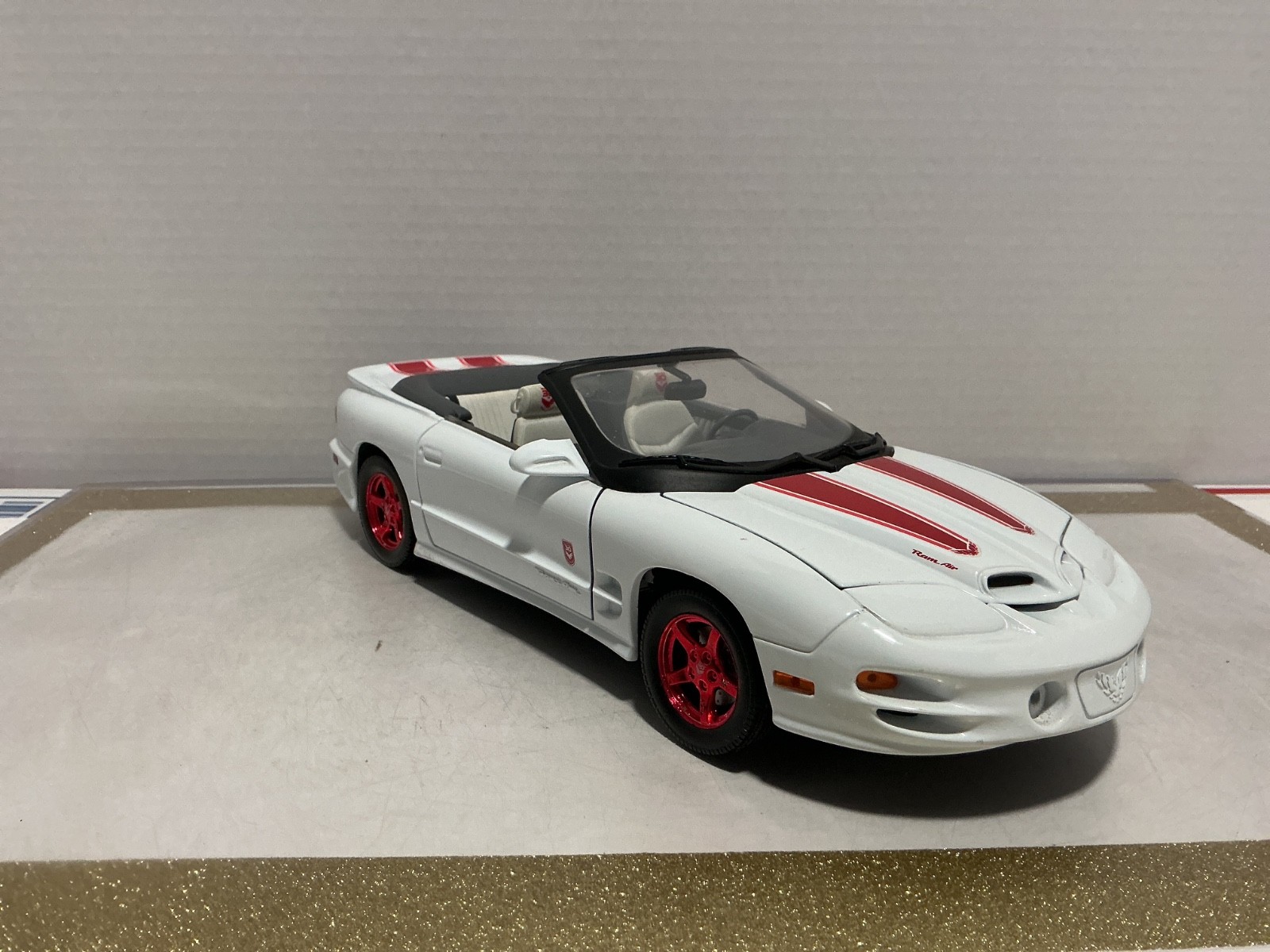 1:18 ROAD SIGNATURE 1999 PONTIAC FIREBIRD WHITE ON RED [NO BOX]