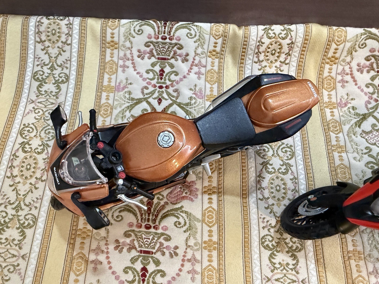 Maisto Suzuki GSX R1000 Bronze 1/12 VStrom 1000 Red Black Diecast LOT of 2