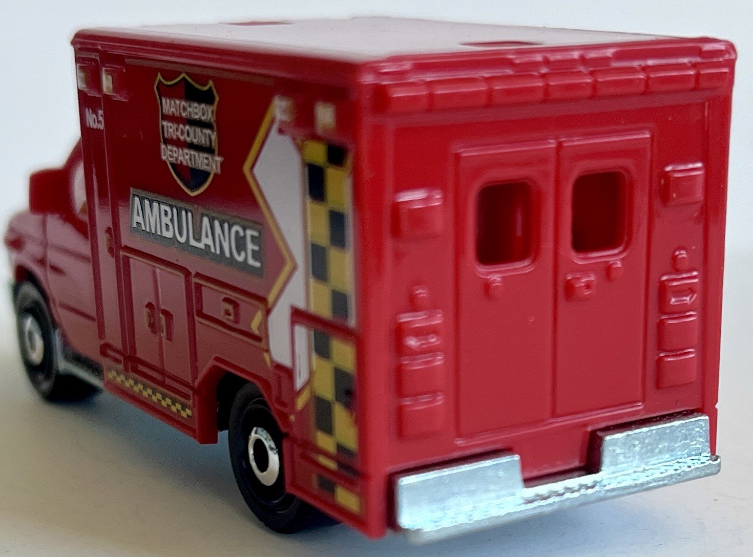 Matchbox 2009 Ford E-350 Ambulance Red 1:64 LOOSE