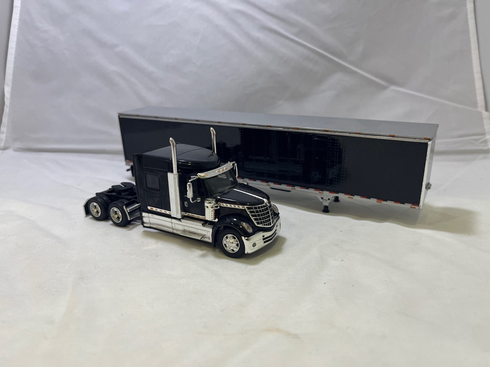 # 01205 – DCP 1:64 Lonestar All Black w/Black Trailer – No Box. – 2 Pcs.