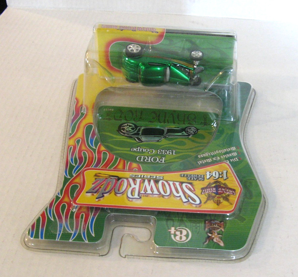 Road Signature 1:64 scale Show Rodz 1933 Ford Coupe Hot Rod with Opening Hood