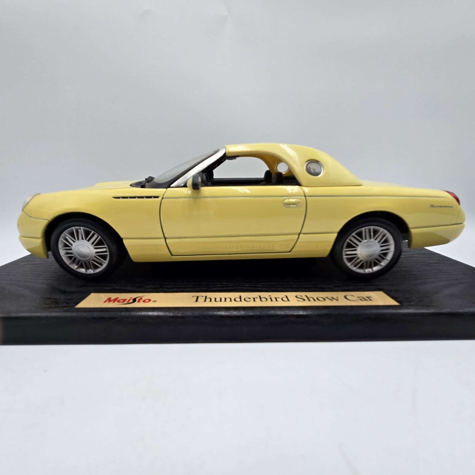 MAISTO Special Edition 1:18 Ford Thunderbird Show Car 1999 Removable Top w/Stand