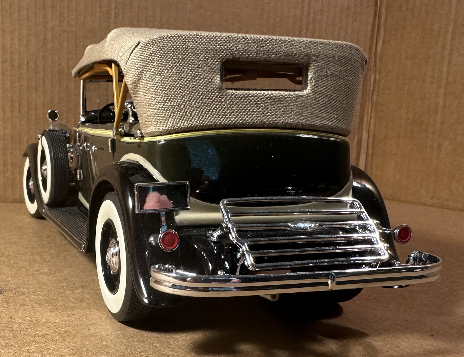 Motor City Classics 1/18 1932 Lincoln KB, 4 D convertable, green w/yellow stripe