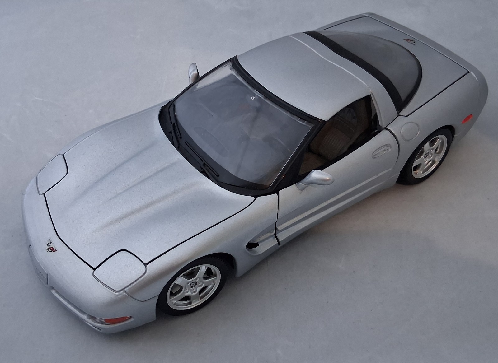 1999 Chevrolet Corvette C5 1:18 Diecast (Silver) : Burago