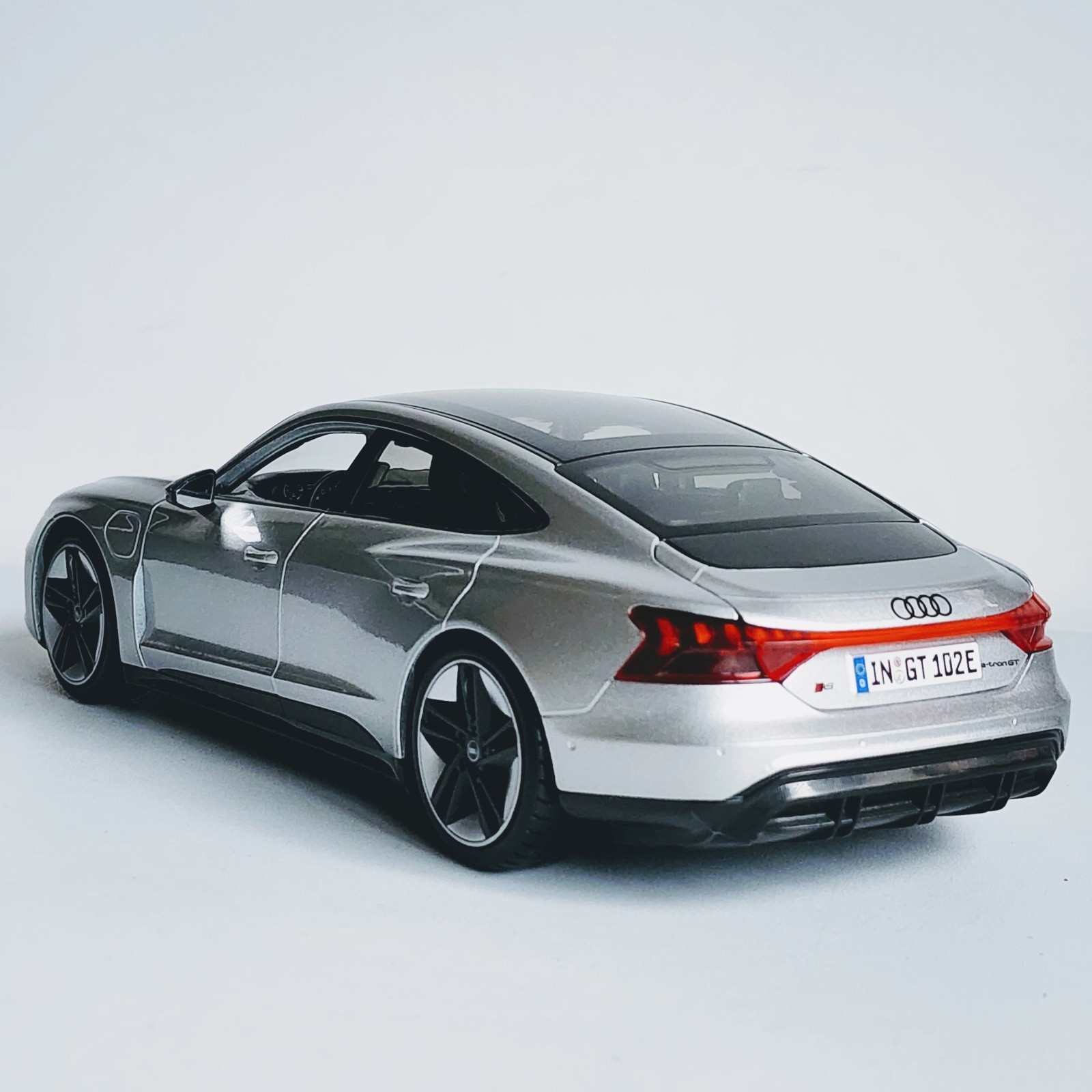 Maisto Special Edition 2022 Audi RS e-tron GT Silver 1:18 Diecast