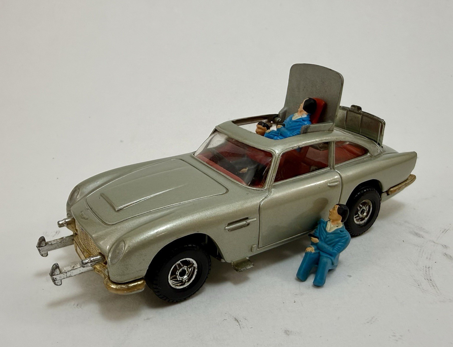 Corgi James Bond Aston Martin DB5 #271 w/ Box, 2 Figures, All Functions Work