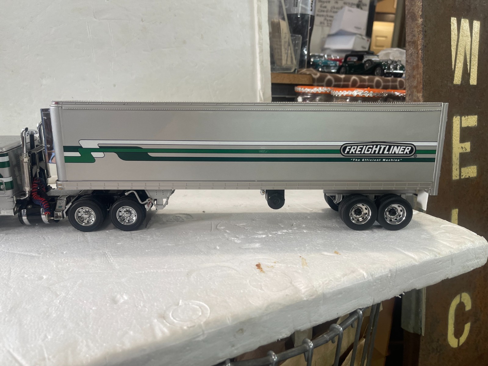 EXTREMELY RARE FRANKLIN MINT 1979 FREIGHTLINER C.O.E. AND REFRIDGERATED TRAILER