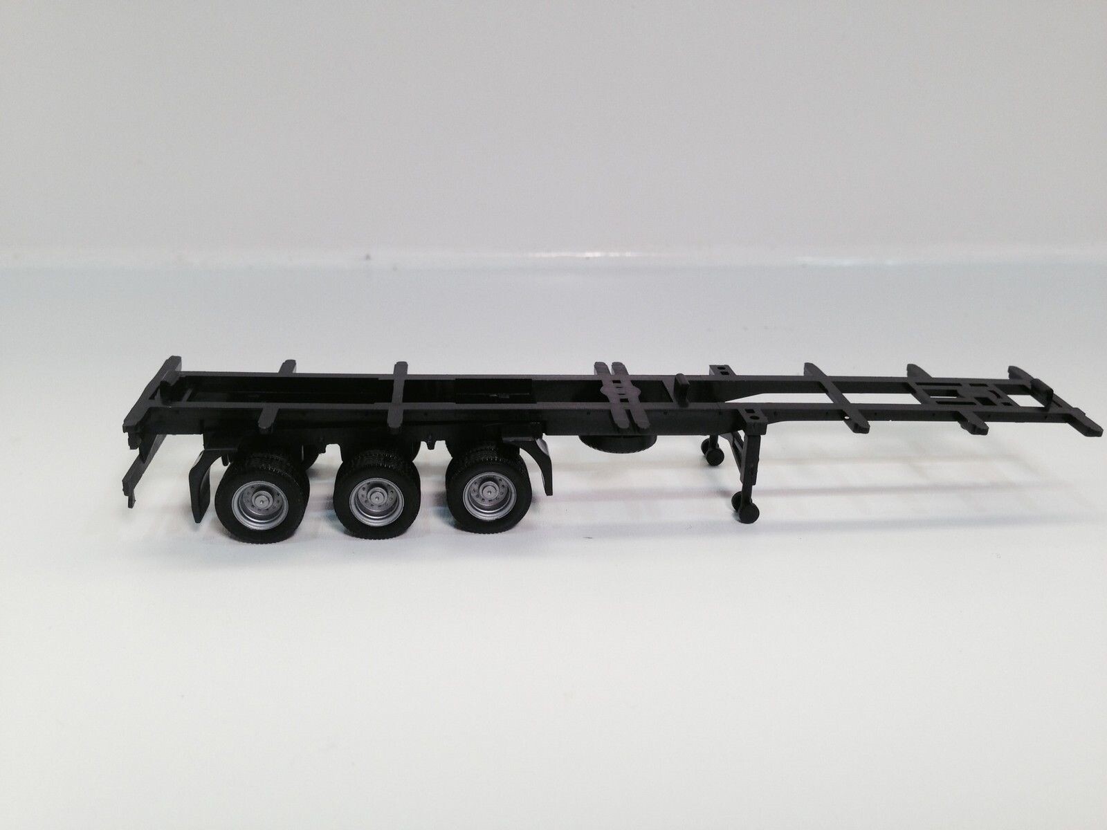 HO 1:87 Promotex # 5315 – 40′ – 3 axle Container Chassis – Black