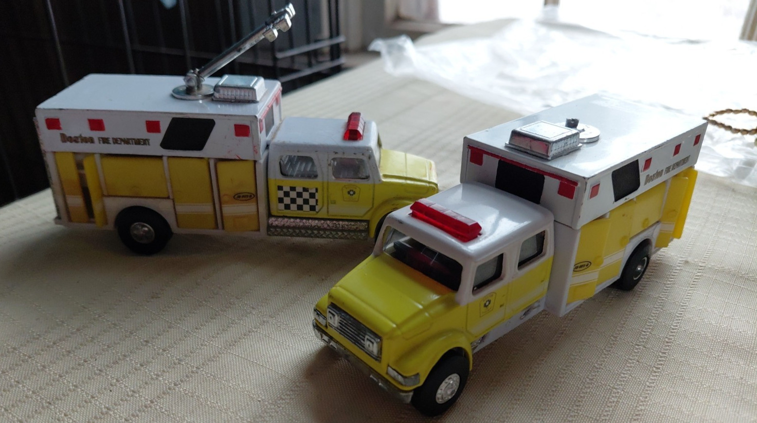 Road Champs International Boston Fire Department Rescue Truck pair 1:64