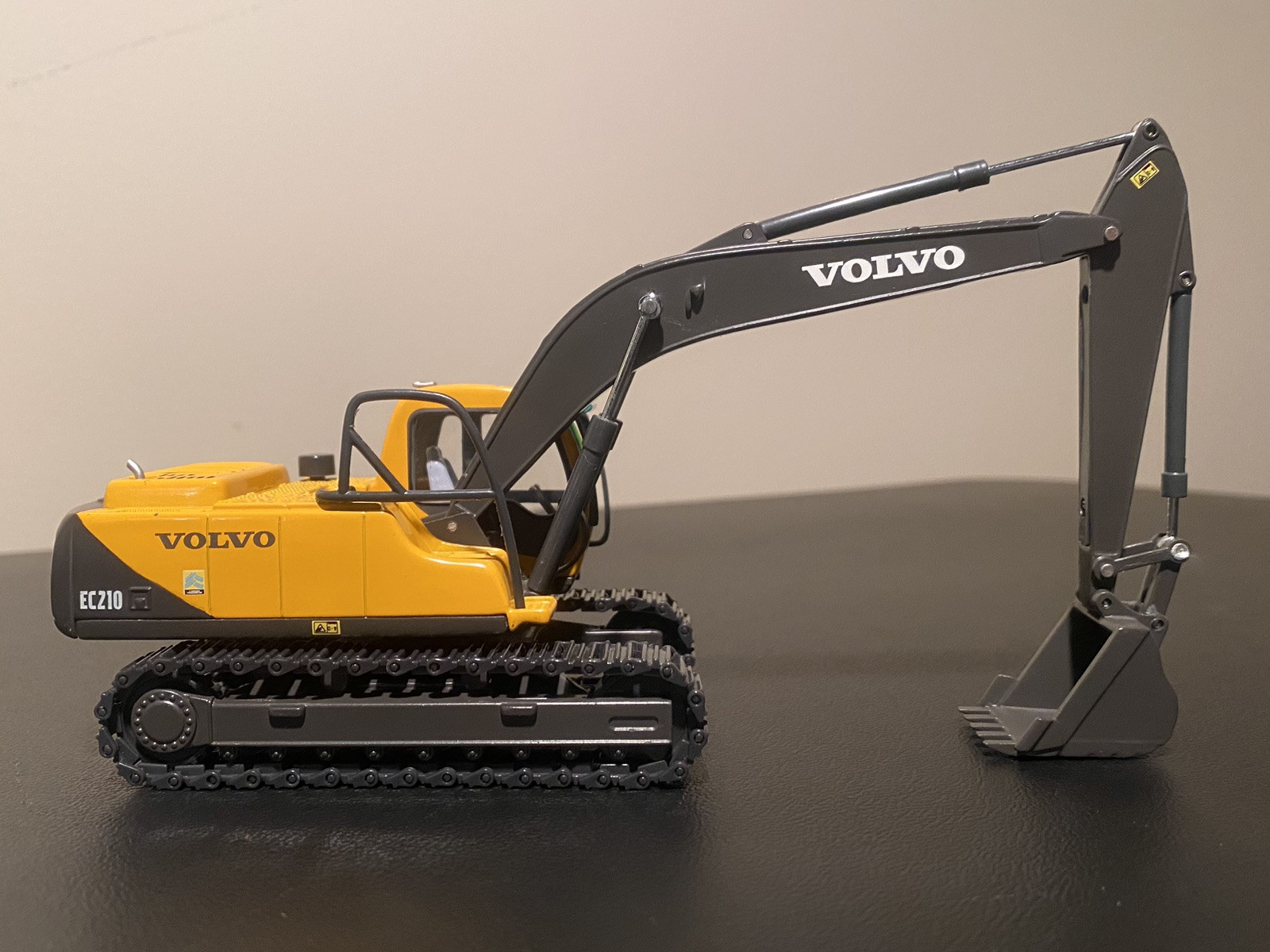 1/50 diecast Volvo exclusive EC210 v1.0 track excavator Motorart LINKED TRACKS!!