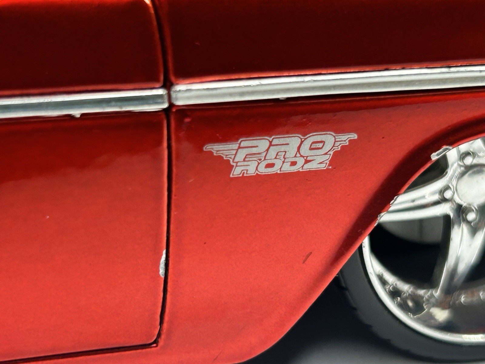 RARE Maisto 1955 Chevrolet Bel Air Nomad Pro Rodz Metallic Red 1:18 Die Cast