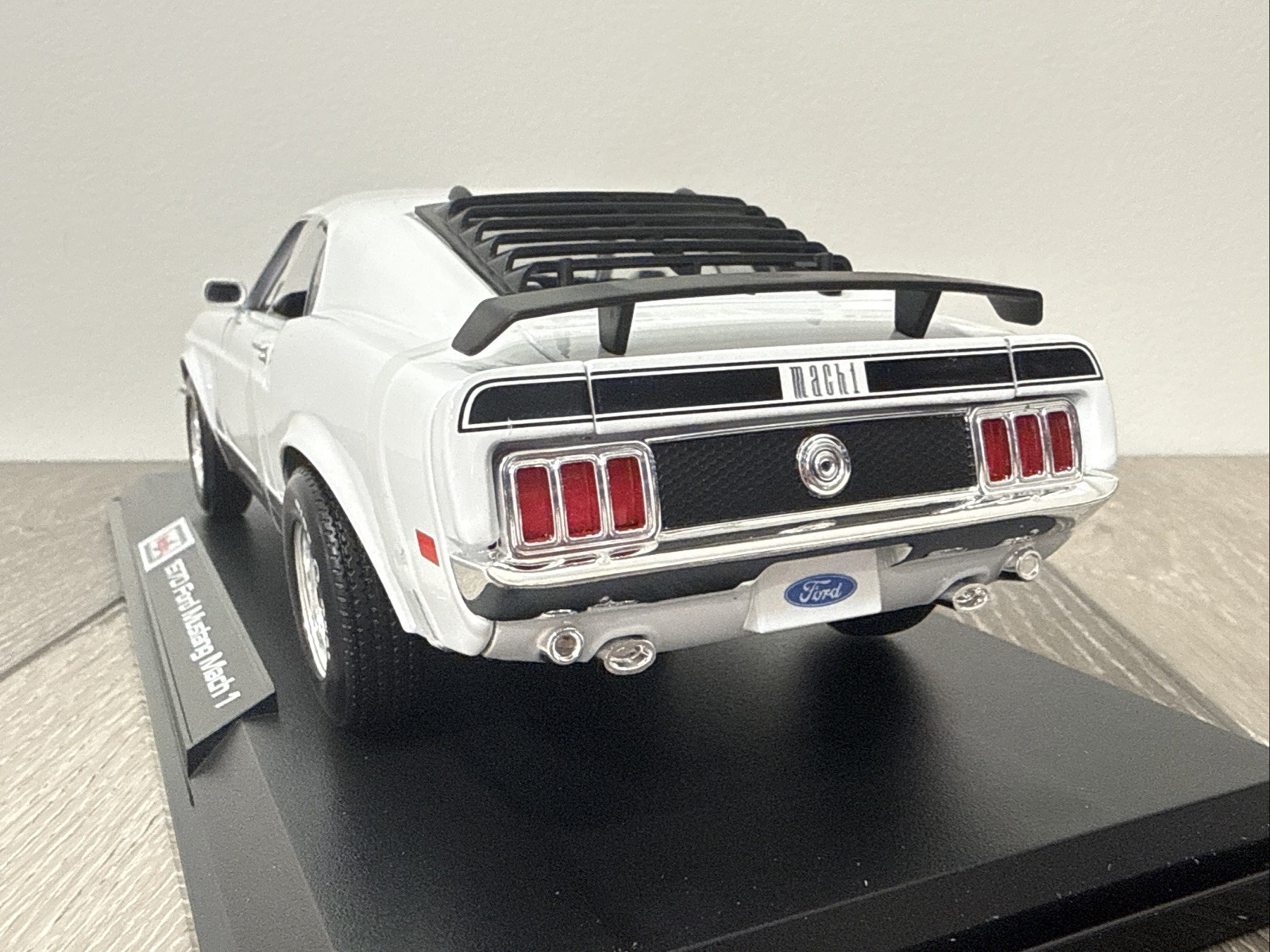 **All new 1970 Ford Mustang Mach 1 – White 1/18 Scale Maisto Exclusive Style