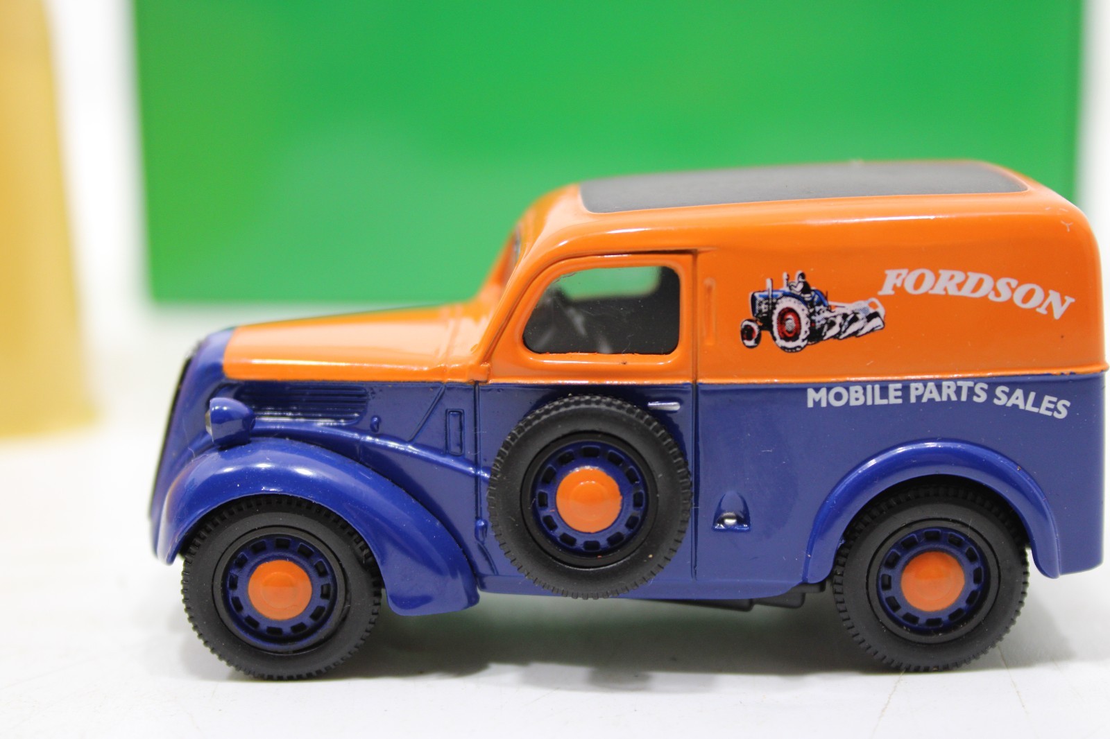 Lledo Vanguards VA06200 1:43 Scale Ford Popular Van