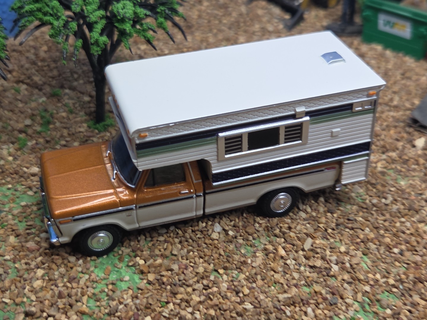 GREENLIGHT 1976 4×4 Ford F-250 XLT Lariat Truck 1:64 CAMPER Farm Ertl 1979