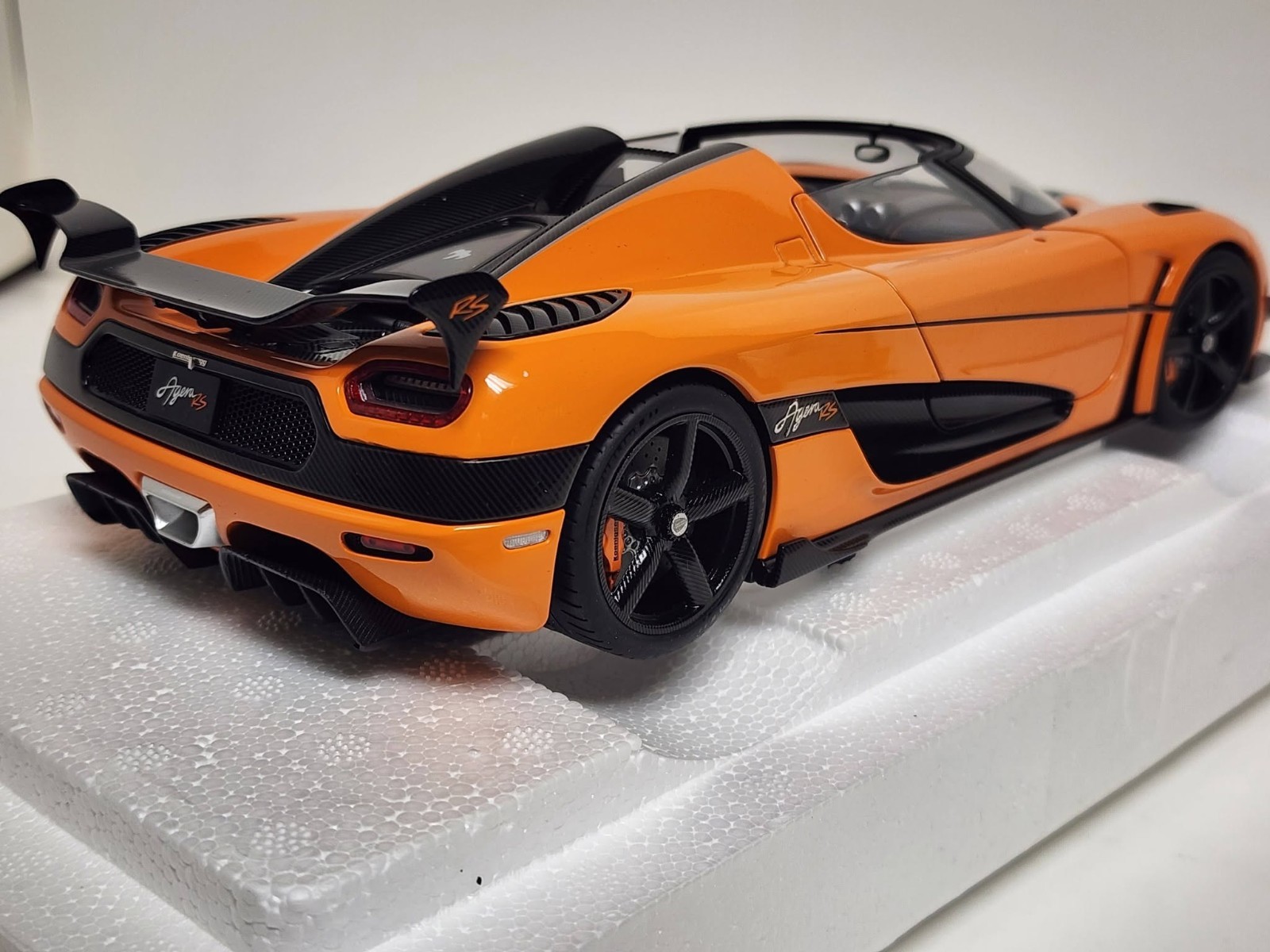 AUTOart: 1/18 autoart model car – Koenigsegg One 1 Agera RS, cone orange/black.