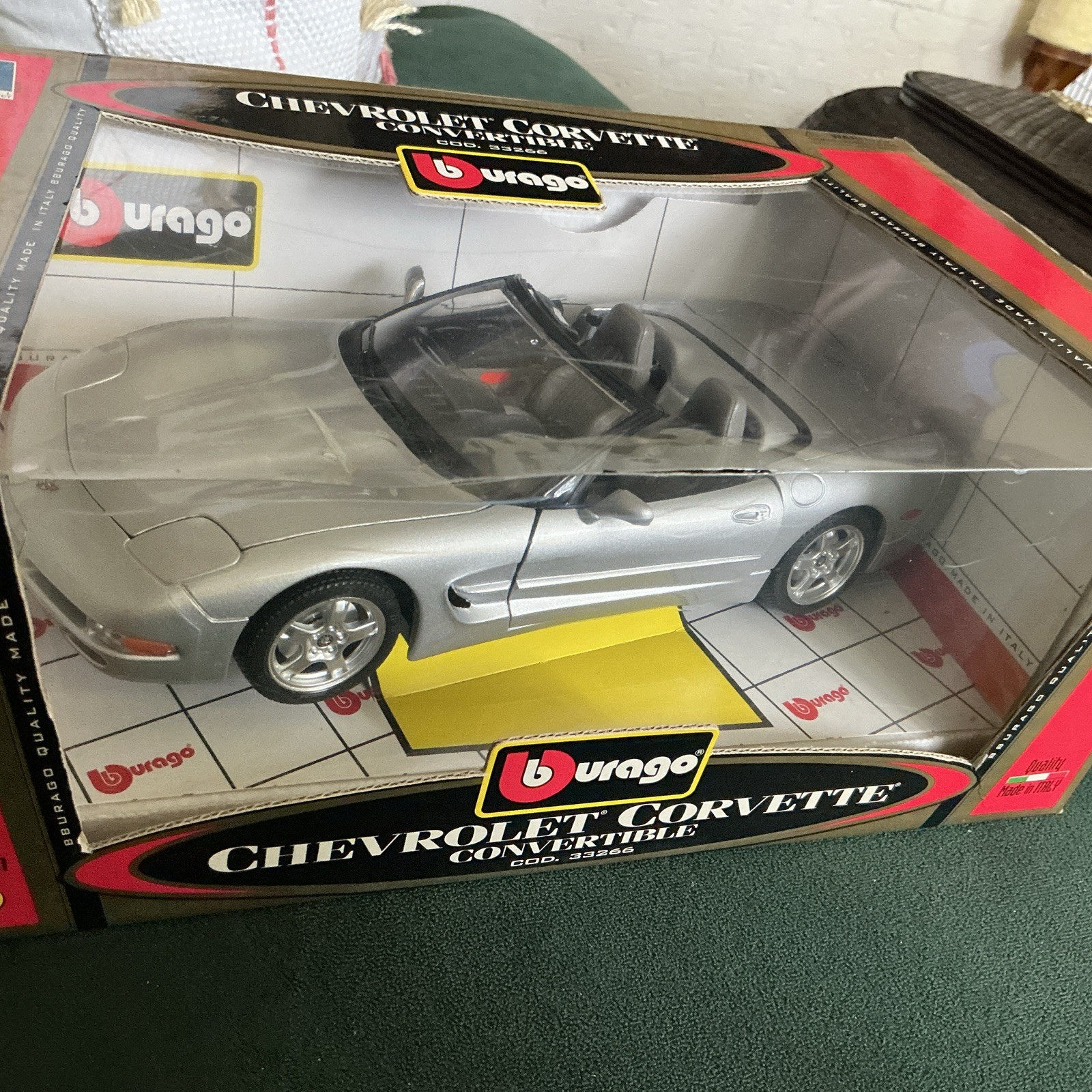 1998 Chevrolet Corvette Convertible Gold Collection #33266 1:18 Diecast Bburago