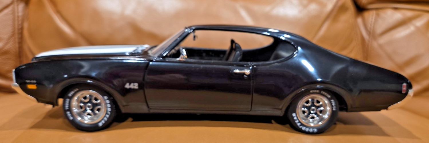 ERTL American Muscle Diecast 1969 Olds 442, W-30 Black 1/18