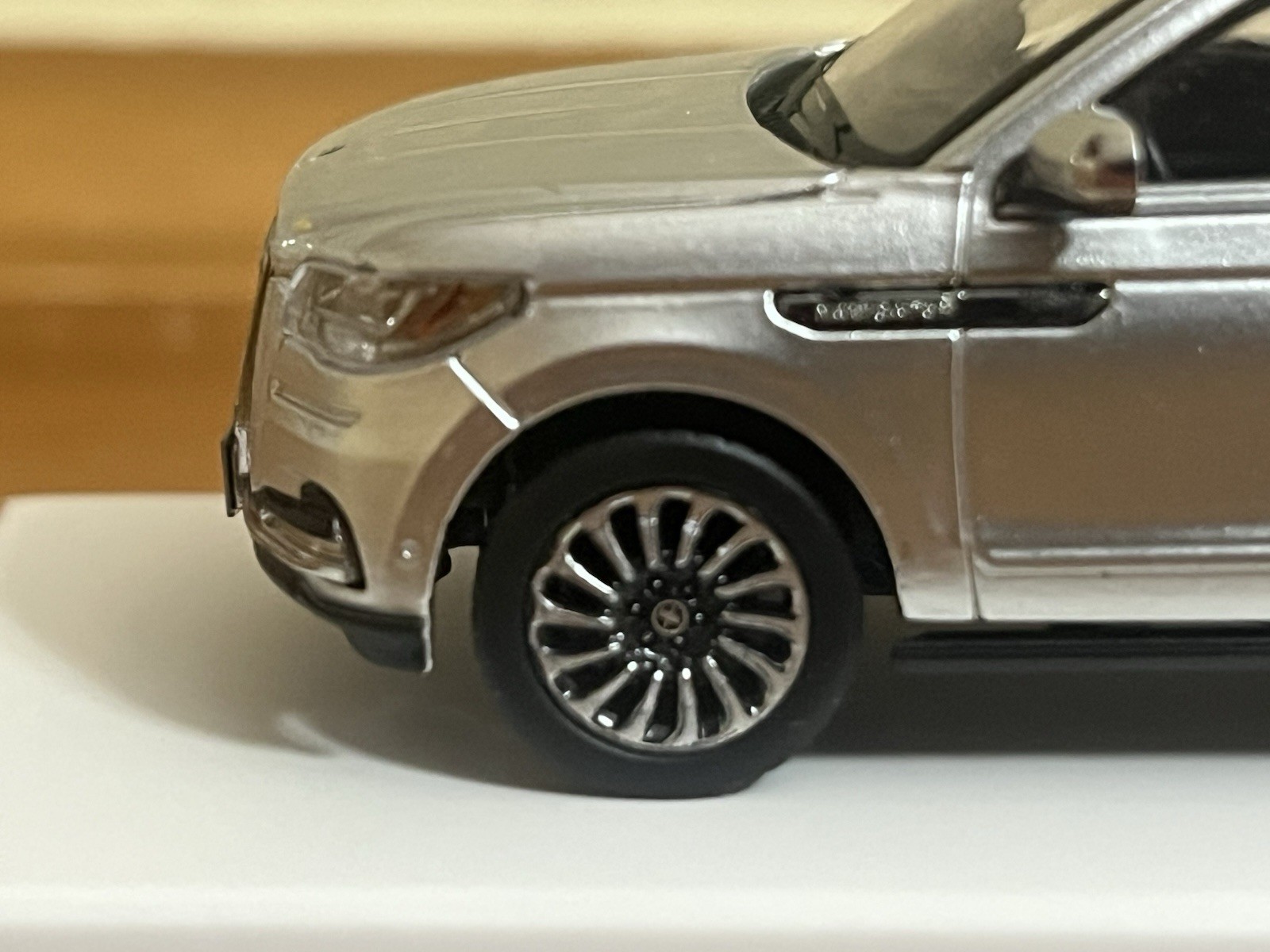 WTX 1:64 2018-2021 Lincoln Navigator L Reserve Silver W/ Folding Running Boards