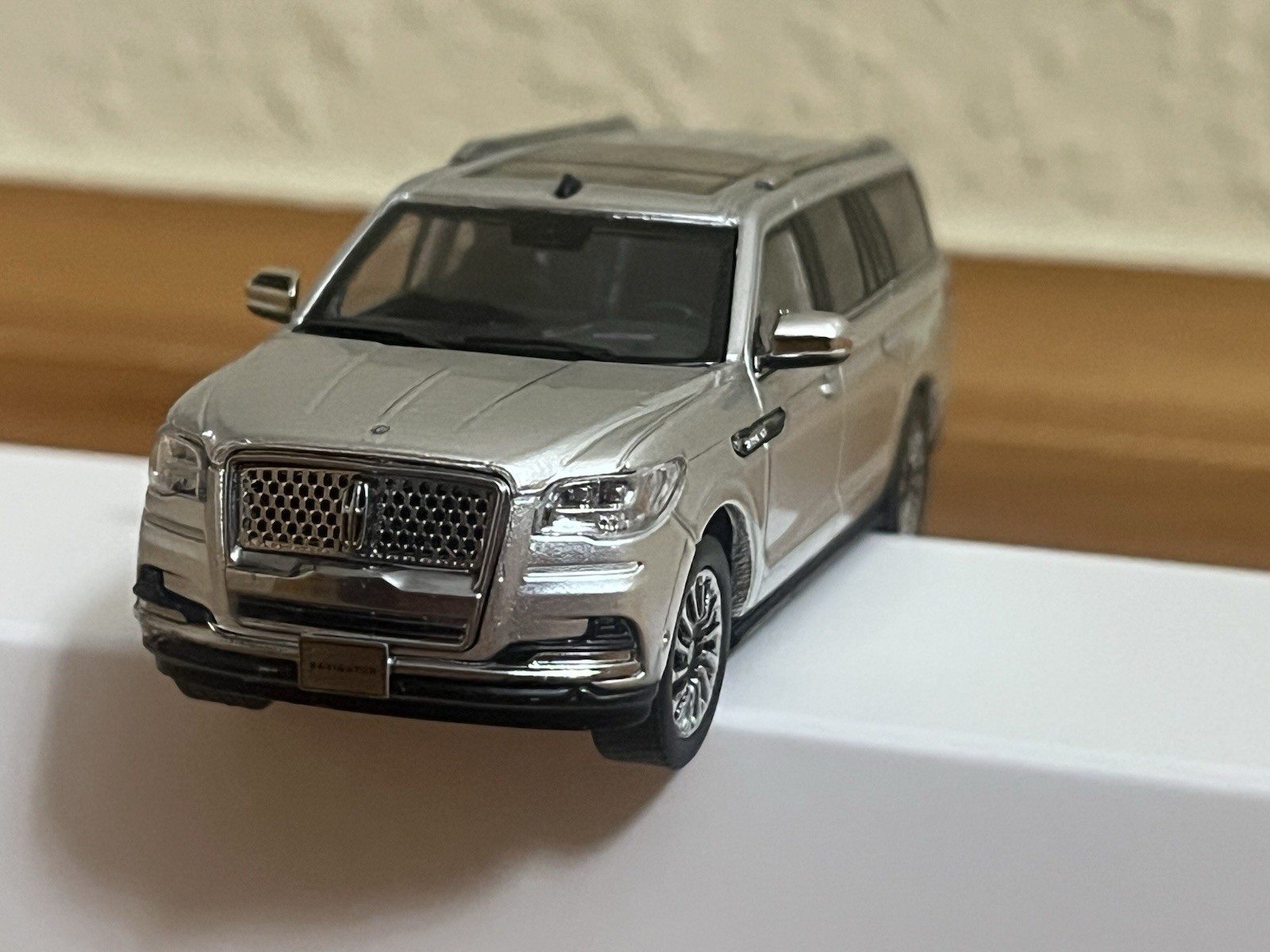 WTX 1:64 2018-2021 Lincoln Navigator L Reserve Silver W/ Folding Running Boards