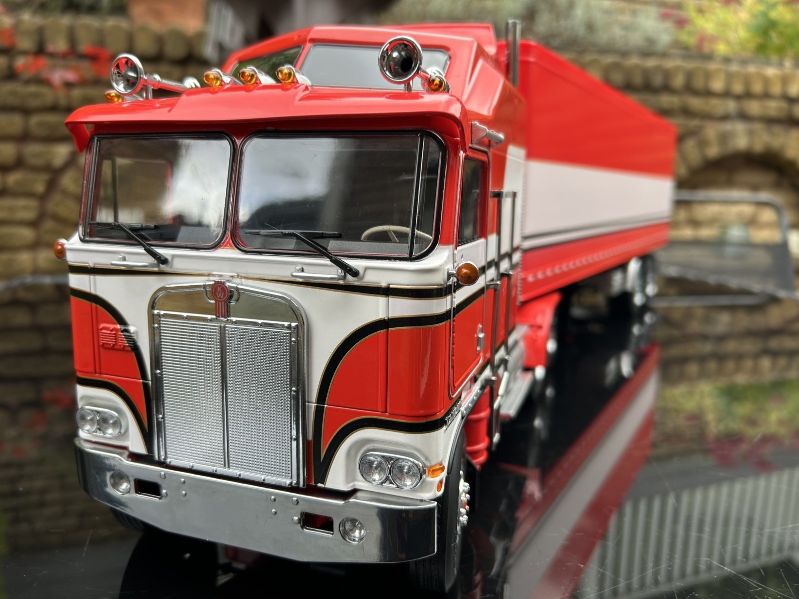 Road Kings 1/18 Scale Kenworth Truck & trailer , Bj and the bear colour scheme
