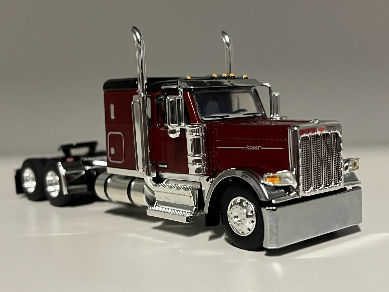 NEW 1/64 DCP PETERBILT LEGENDARY RED 589 W/ SLEEPER