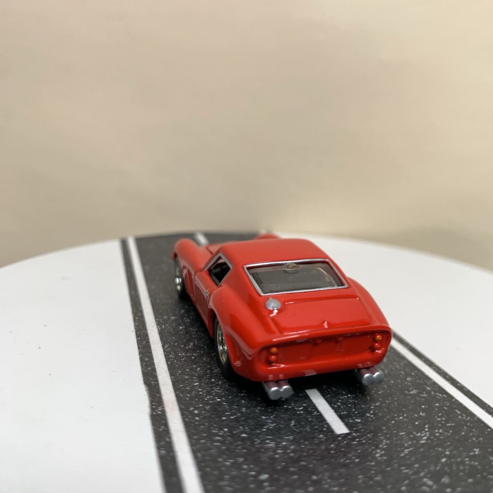 2005 Hot Wheels 100% Oil Can Showcase Series 1962 Ferrari 250 GTO Red 1:64 NM