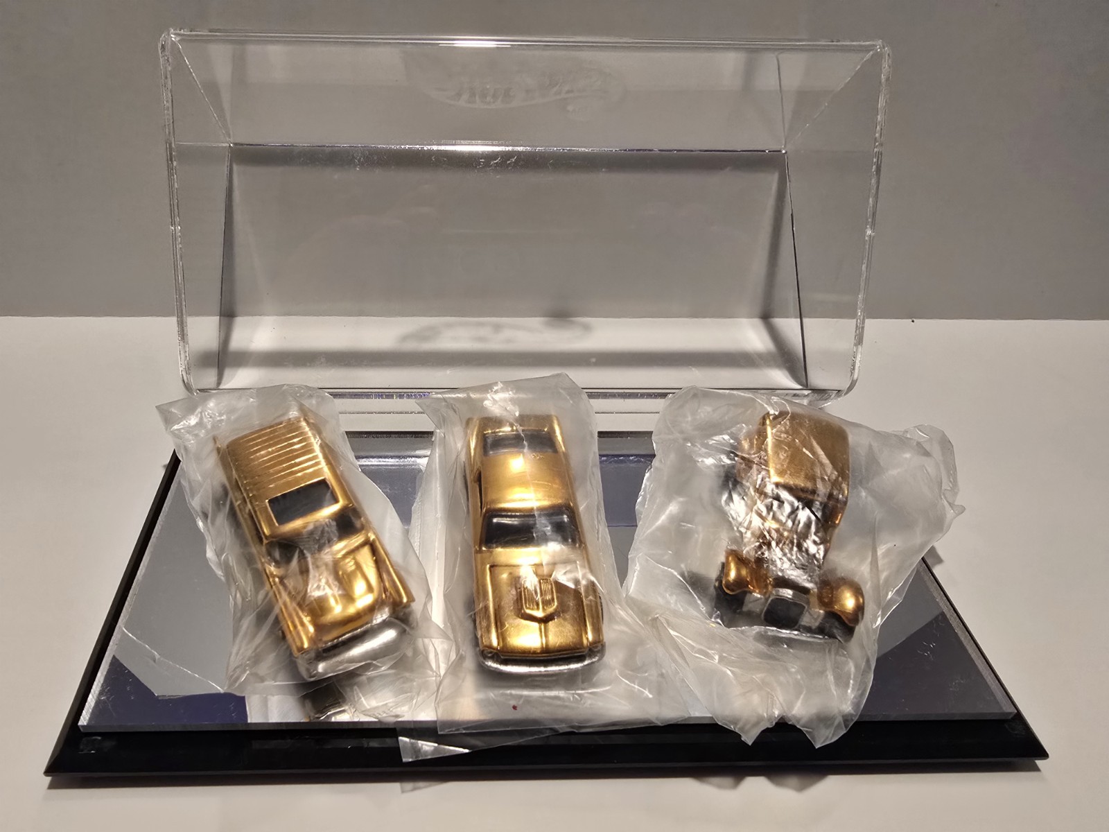 Hot Wheels FAO Schwarz 24K Gold Classics II Set Mustang / Nomad / Vicky LIMITED