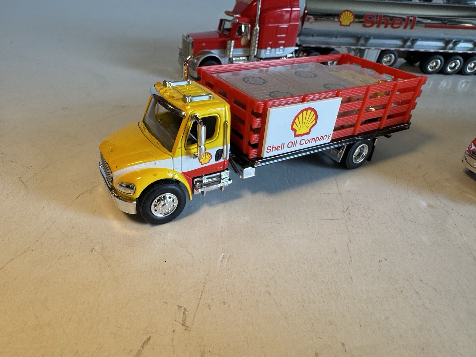 Speccast 1:64 Diecast Shell Peterbilt Tanker Trailer & Freightliner Rack Truck