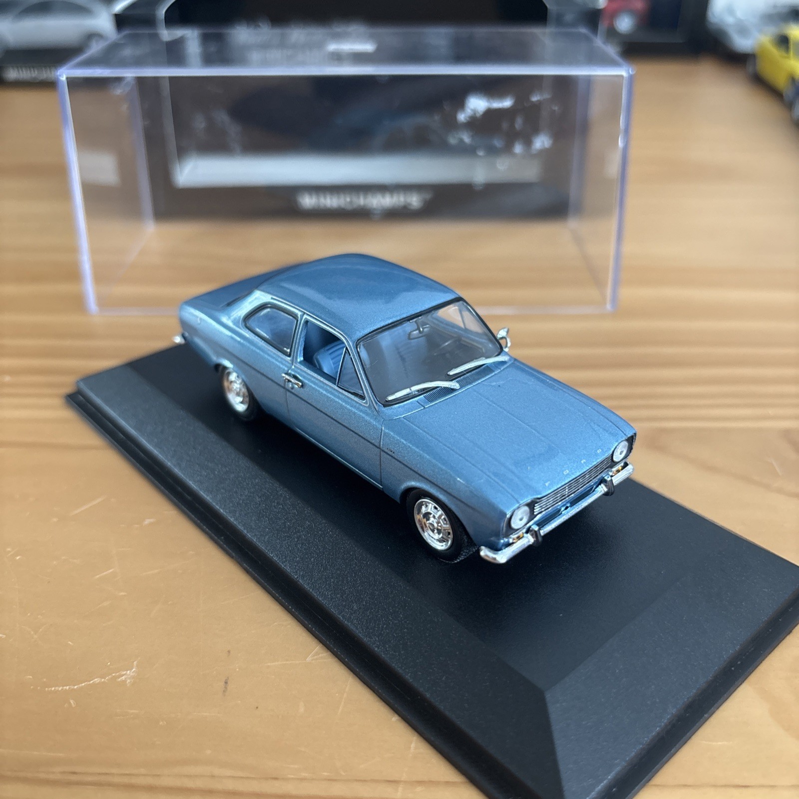 1:43 Minichamps Ford Escort 1300 L 1971 Hellblau Light Blue Metallic 081001