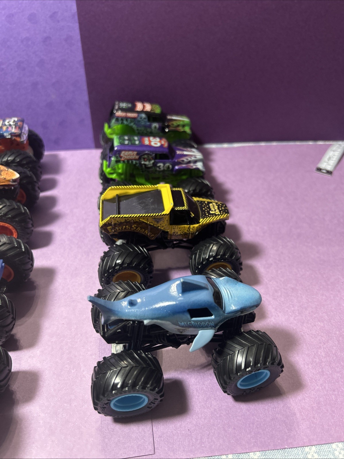 Lot Of 10 Toys Car! 4Hot wheels Truck/1 Kinsfin/1 Speed Zone /4 Spin Master Pics