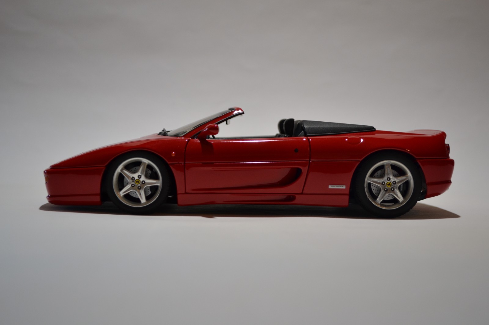 1/18 UT Models Ferrari 355 Spider Rosso Corsa No Box