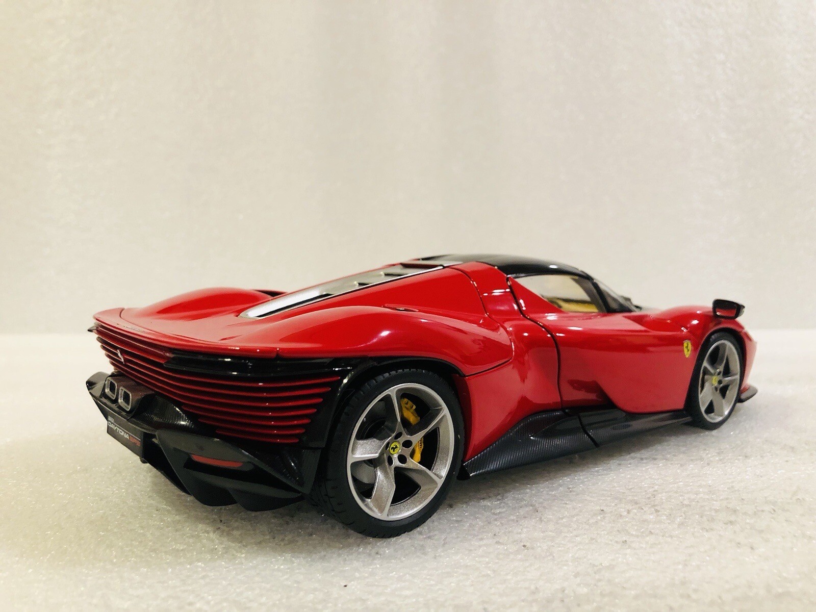 1/18 Bburago Ferrari Daytona SP3 Rosso Corsa Spider Closed Version Signature
