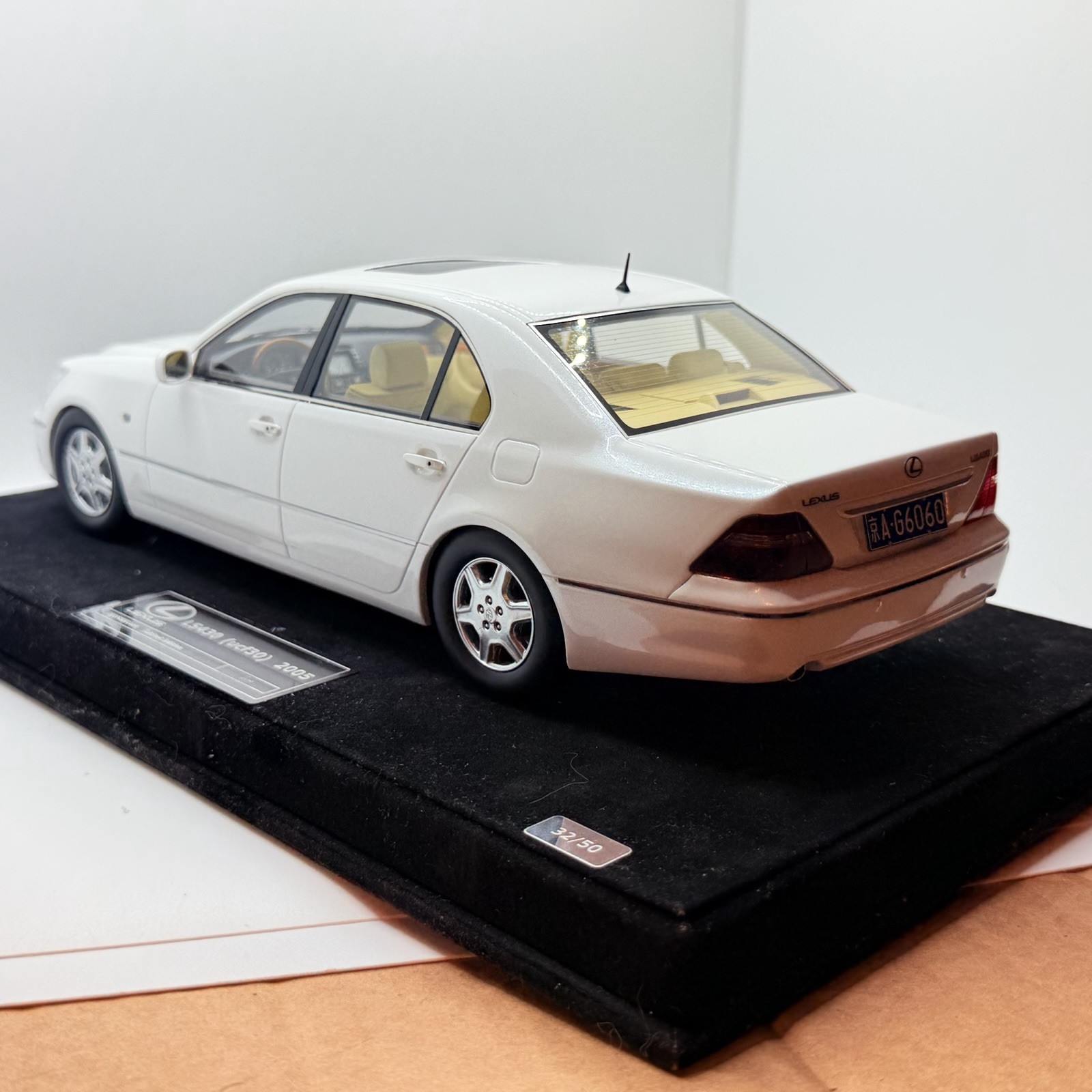 1/18 Ivy Models Lexus LS 430 in Gloss White 99 pieces Leather base