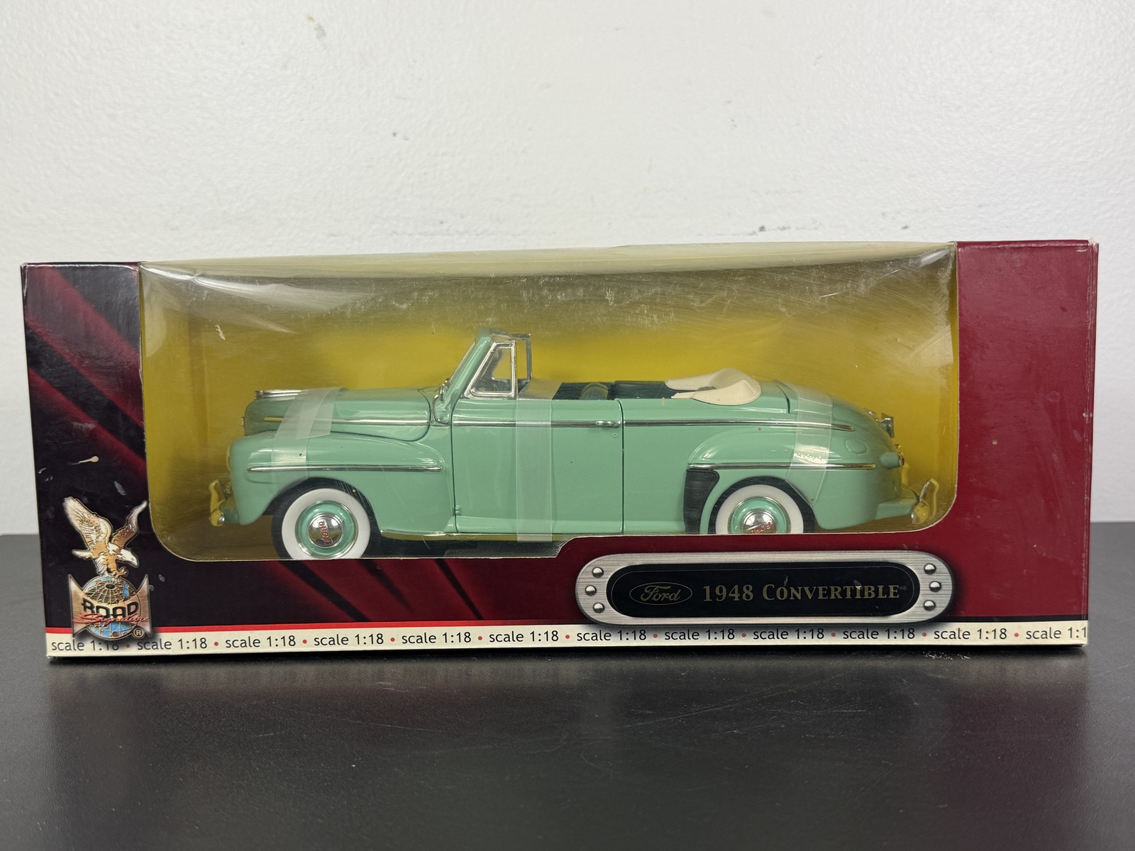 Road Signature Deluxe Edition 1948 Ford Super Deluxe Convertible 1:18 Teal Blue