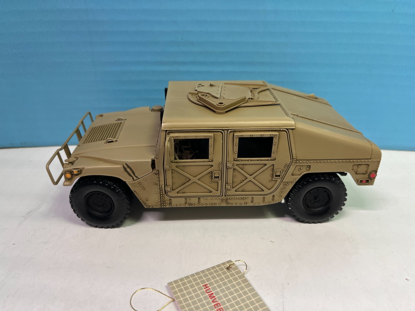 1/24 MILITARY AM GENERAL HUMVEE DESERT CAMO BEIGE BOXES & PAPERWORK READ CO